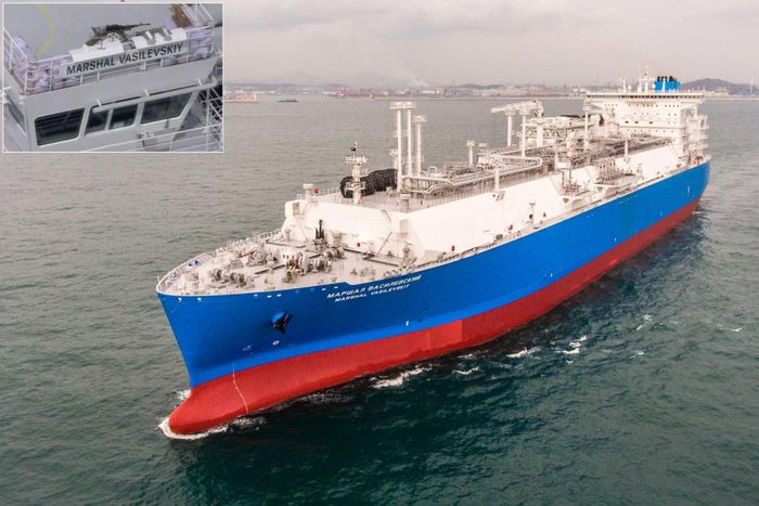 Tàu chở khí LNG Marshal Vasilevskiy của Nga với súng máy hạng nặng Kord lắp cố định trên cánh đài chỉ huy, qua ảnh giám sát của Estonia. Ảnh: PPA Estonia/Gazprom