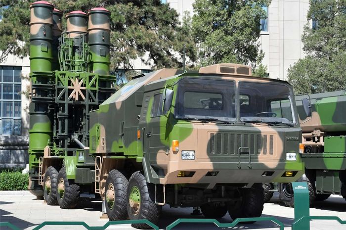 Hệ thống tên lửa phòng không tầm xa HQ-9 của Trung Quốc, có khả năng đánh chặn mục tiêu ở cự ly tới 300 km. Ảnh: Wikimedia