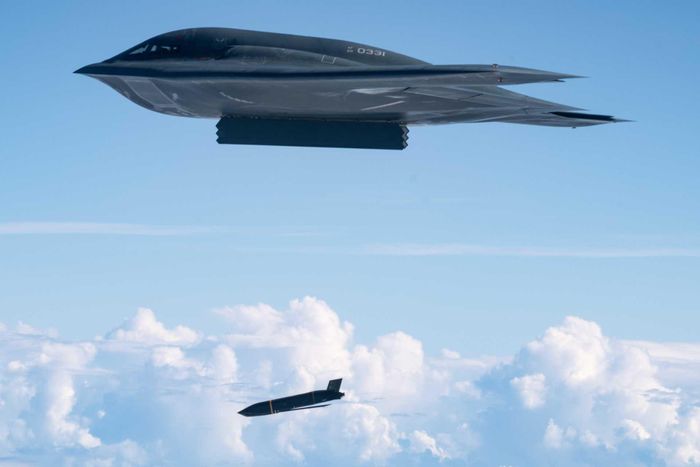 Oanh tạc cơ tàng hình B-2 Spirit của Không quân Mỹ phóng tên lửa diệt hạm AGM-158C LRASM trong diễn tập Valiant Shield 2026. Ảnh: Không quân Mỹ (USAF)