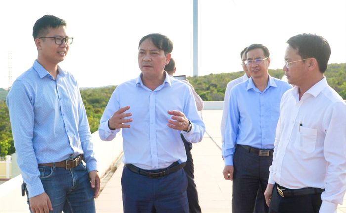 Ủy viên Ban Thường vụ Tỉnh ủy, Phó Chủ tịch Thường trực UBND tỉnh Lê Trọng Yên nắm bắt tiến độ các dự án điện gió phía Đông Lâm Đồng