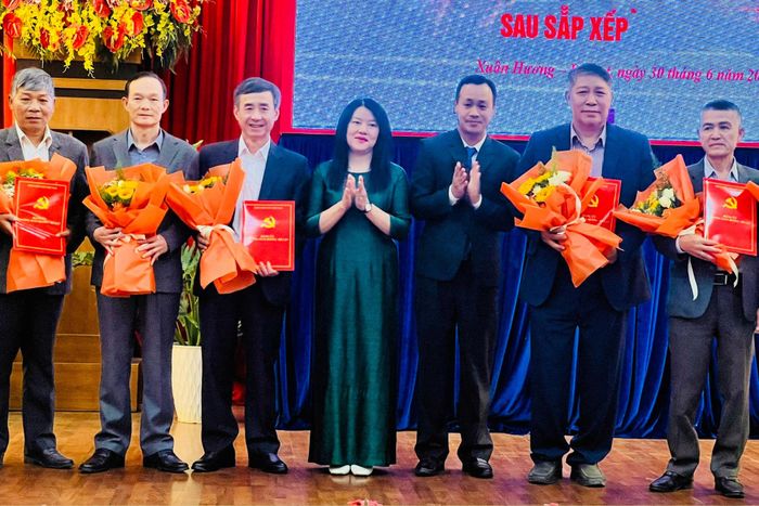 Lãnh đạo UBND phường Xuân Hương - Đà Lạt trao quyết định thành lập tổ dân phố mới