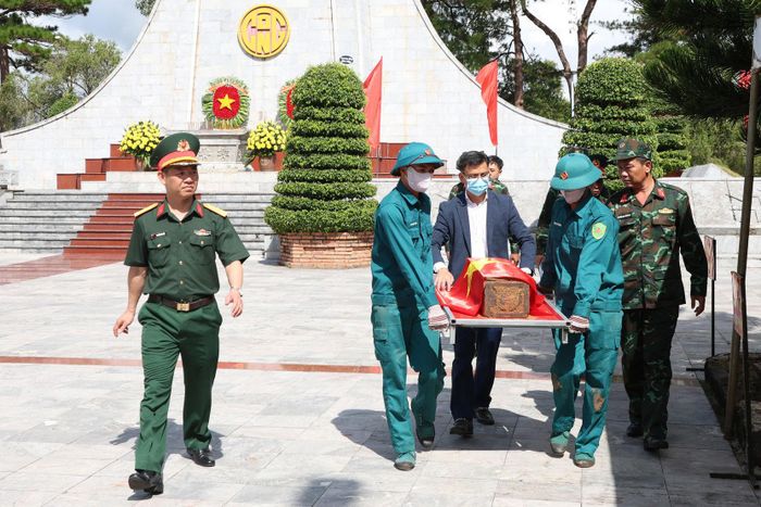 Hài cốt liệt sĩ được đưa về khu lấy mẫu xét nghiệm