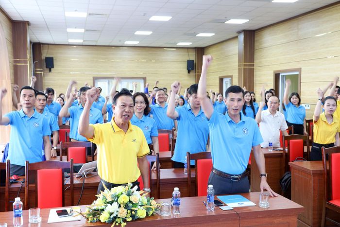 Viên chức, người lao động BHXH tỉnh Lâm Đồng thể hiện quyết tâm thực hiện chỉ tiêu đề ra