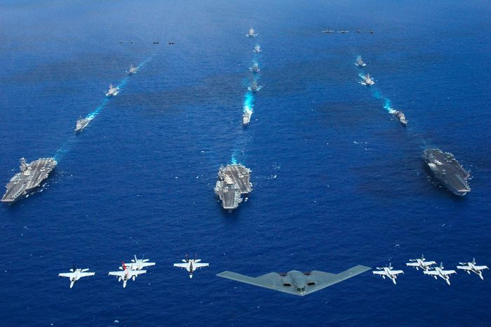 Ba nhóm tác chiến tàu sân bay của Hải quân Mỹ, cụ thể gồm USS Kitty Hawk (CV 63), USS Ronald Reagan (CVN 76) và USS Abraham Lincoln (CVN 72). Ảnh: Wikimedia