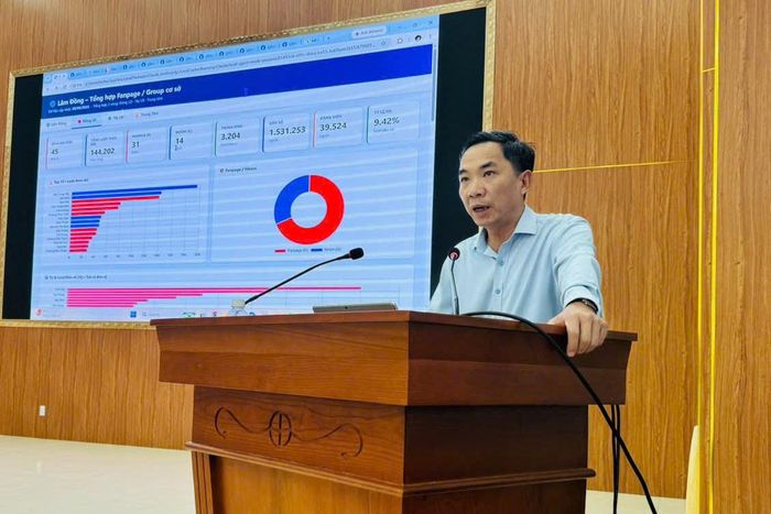 Đồng chí Hoàng Mạnh Thắng, Phó Trưởng Ban Tuyên giáo và Dân vận Tỉnh ủy Lâm Đồng trao đổi các nội dung tại hội nghị
