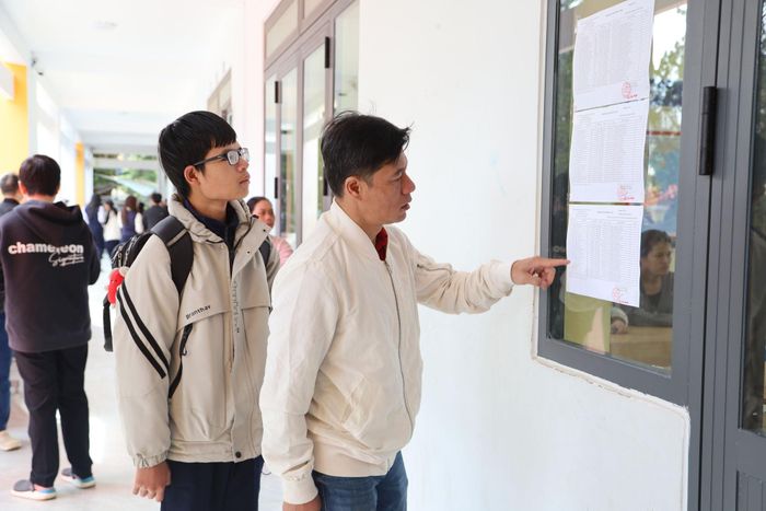 Phụ huynh, thí sinh dò danh sách, thông tin được niêm yết trước cửa phòng thi