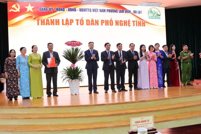Trao quyết định thành lập tổ dân phố Nghệ Tĩnh