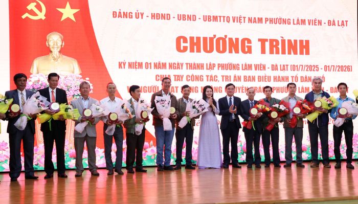 Lãnh đạo phường tặng hoa và quà lưu niệm tri ân những đóng góp của các cán bộ tổ dân phố cũ