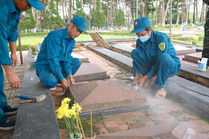 Lực lượng làm nhiệm vụ mở phần mộ