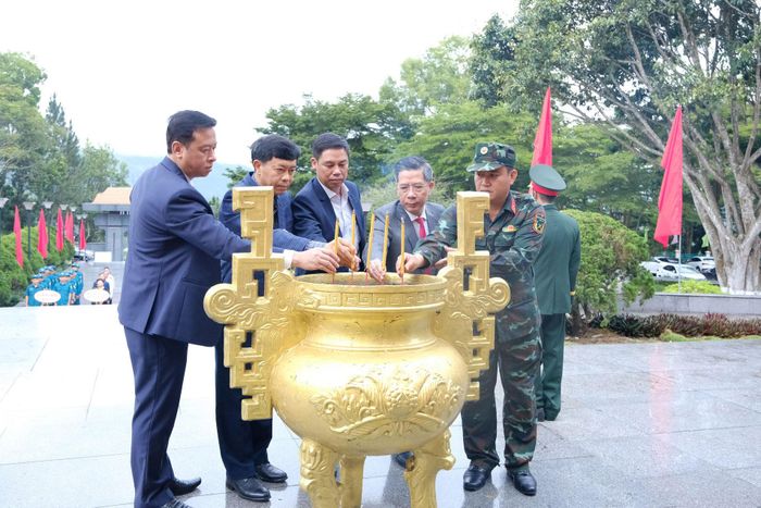 Các đồng chí bí thư các phường trên địa bàn Bảo Lộc và thành viên Ban Chỉ đạo 515 tỉnh thắp hương tưởng niệm các anh hùng liệt sĩ