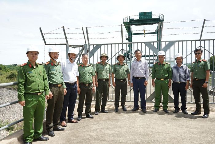 Đoàn công tác kiểm tra khu vực cửa nhận nước Thủy điện Đại Ninh