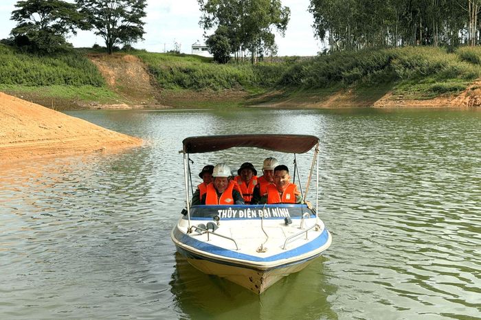 Đoàn công tác kiểm tra thực địa trên lòng hồ Thủy điện Đại Ninh