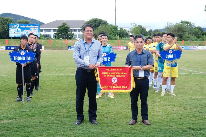 Ban Tổ chức tặng cờ lưu niệm cho đơn vị đăng cai thi đấu tại Bảng A