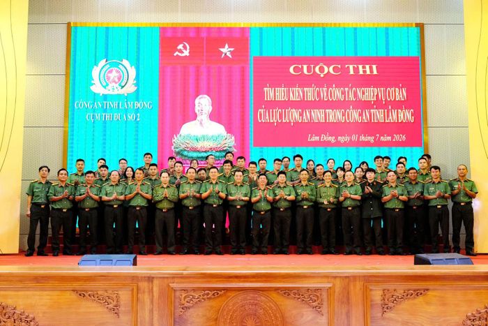 Ban Tổ chức và các thí sinh tham gia vòng chung kết Hội thi tìm hiểu kiến thức về công tác nghiệp vụ cơ bản của lực lượng ANND trong Công an tỉnh Lâm Đồng