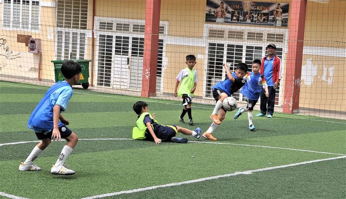 Một buổi tập luyện và thi đấu của các cầu thủ nhí trên sân bóng Trung tâm Văn hóa - Thể thao Lang Biang
