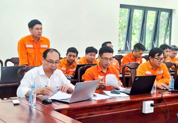 Đại biểu các phòng, phân xưởng tham gia thảo luận, đóng góp ý kiến
