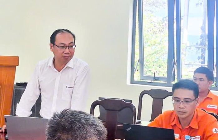Ông Hồ Sĩ Hưng, Phó Giám đốc, Phó Chủ tịch Hội đồng An toàn vệ sinh lao động điều hành phiên họp.