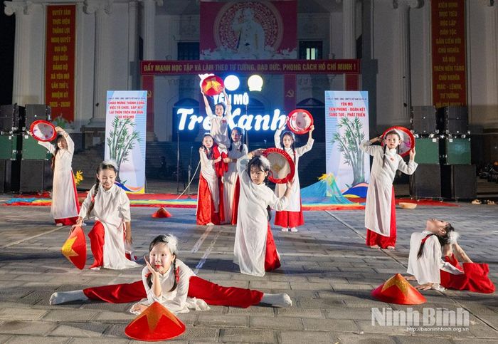 Các tiết mục trình diễn tại đêm giao lưu văn nghệ chào mừng thành công việc sắp xếp lại thôn trên địa bàn xã Yên Mô.