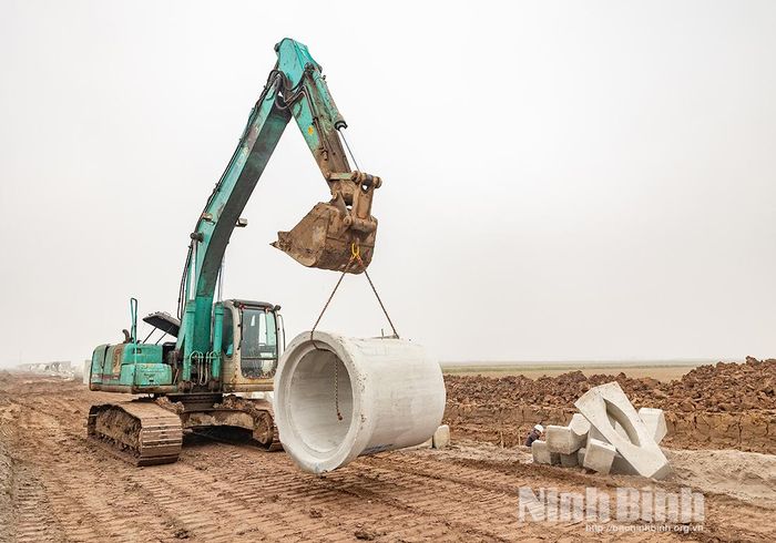 Đẩy nhanh tiến độ thi công hạ tầng tại Khu công nghiệp Minh Châu. Ảnh Viết Dư
