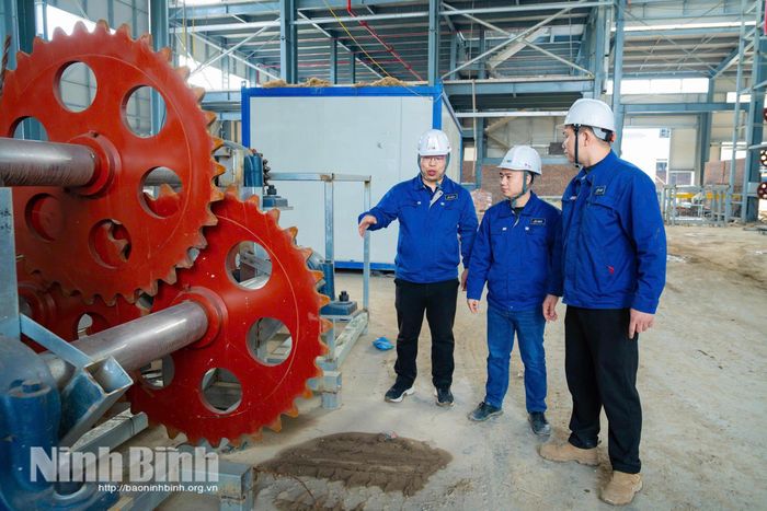 Đại diện Công ty TNHH Công nghệ an toàn Xingyu Việt Nam (KCN Bảo Minh mở rộng) kiểm tra máy móc trước khi sản xuất. Ảnh Ngọc Linh