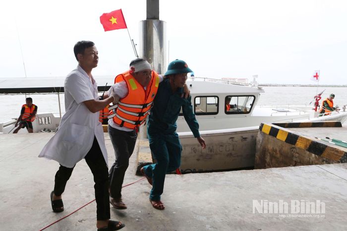 Ngư dân bị thương được các lực lượng hỗ trợ đưa về bệnh viện dã chiến.