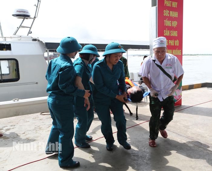 Tình huống diễn tập chuyển người bị nạn do bão mạnh gây ra trên biển vào đất liền.