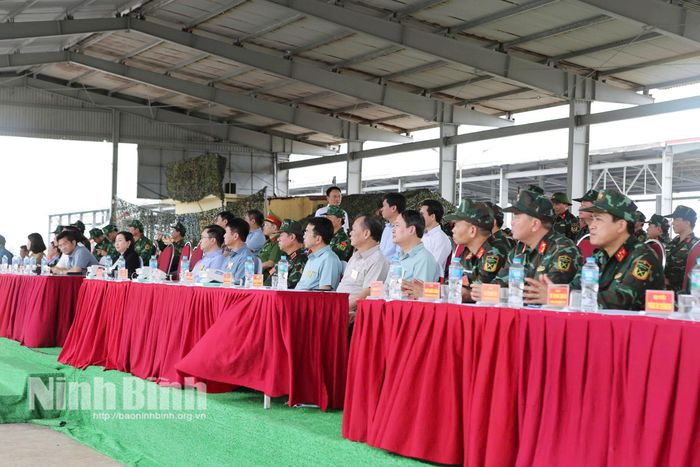 Các đồng chí lãnh đạo Quân khu 3, lãnh đạo tỉnh quan sát việc diễn tập vận hành bệnh viện dã chiến tại Cảng cá Ninh Cơ.