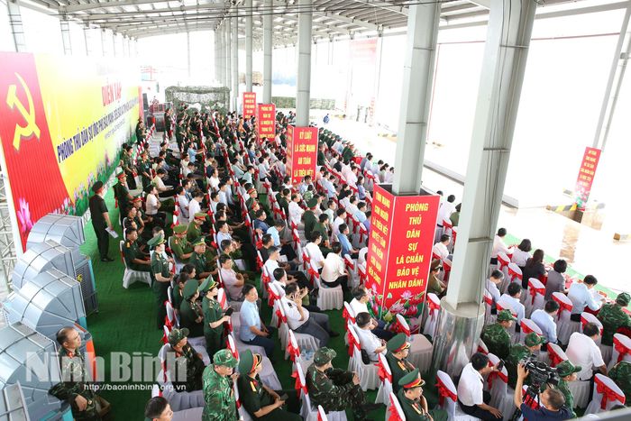 Quang cảnh các đại biểu tham quan diễn tập thực binh xử trí các tình huống tại Cảng cá Ninh Cơ, xã Hải Thịnh.