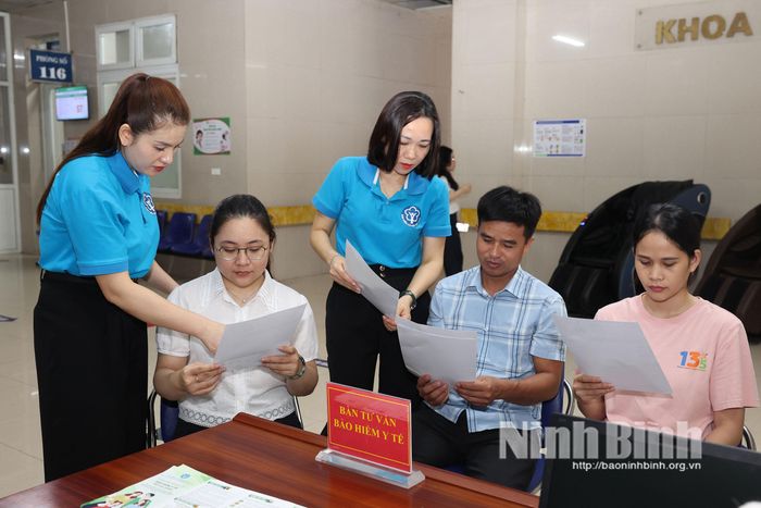Cán bộ Bảo hiểm Xã hội tỉnh tư vấn về chính sách Bảo hiểm y tế cho người nhà bệnh nhân tại điểm tuyên truyền Bệnh viện Sản Nhi tỉnh.