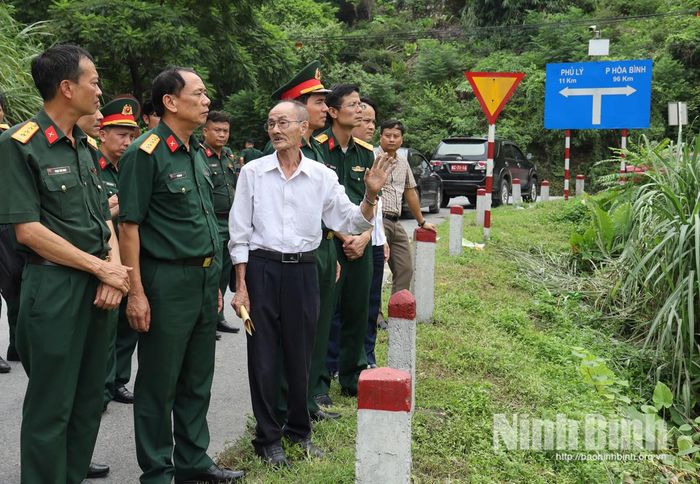 Đoàn công tác gặp gỡ nhân chứng cung cấp thông tin cất bốc mộ liệt sĩ tại khu vực khảo sát phường Lý Thường Kiệt.