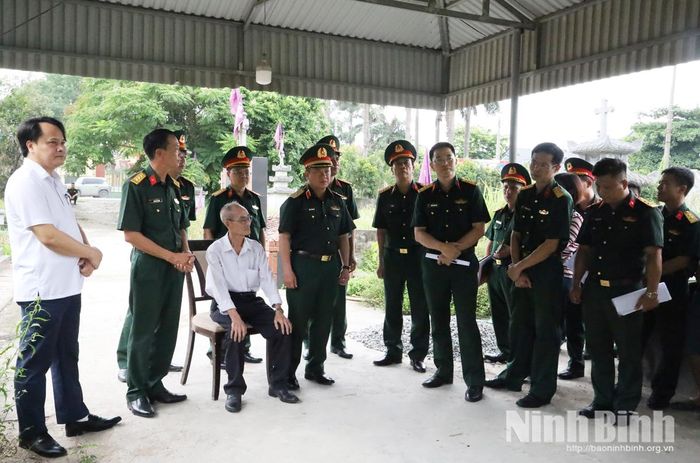 Đoàn công tác nghe báo cáo kết quả rà soát, xác minh khu vực được xác định bước đầu là nơi chôn cất 16 liệt sĩ tại phường Lý Thường Kiệt.