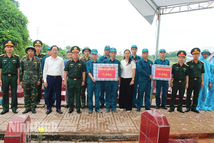 Đoàn công tác tặng quà cho lực lượng thực hiện nhiệm vụ tại Nghĩa trang Liệt sĩ Lê Hồ, phường Lê Hồ.