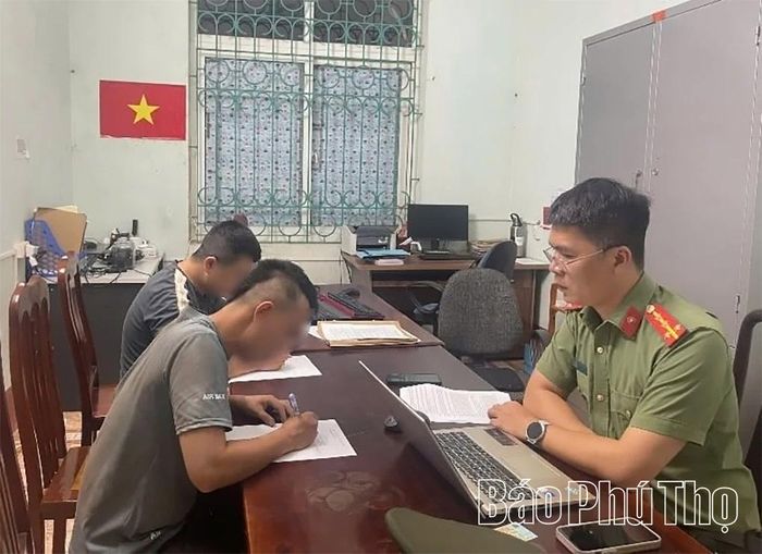 Công an xã Lập Thạch làm việc với hai thanh niên livestream nội dung phản cảm tại chợ trung tâm gây mất an ninh trật tự ngày 20/3/2026.