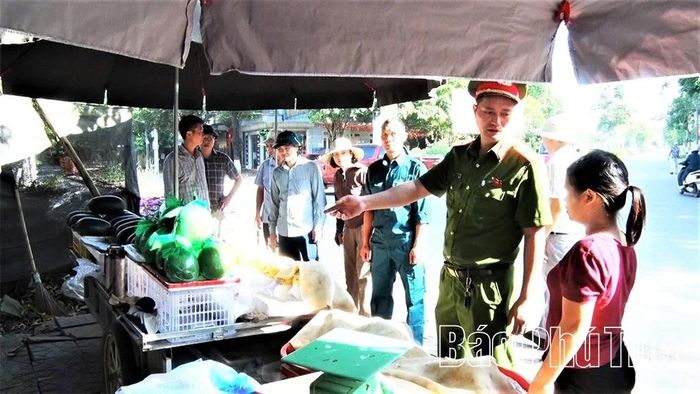 Lực lượng Công an xã Lập Thạch ra quân giải tỏa vi phạm, lấy lại vỉa hè thông thoáng và đảm bảo an toàn giao thông trên địa bàn.