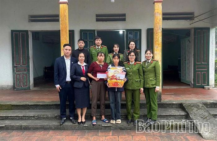 Công an xã Lập Thạch phối hợp Agribank trao quà Tết cho các hộ nghèo, gia đình chính sách dịp Tết Bính Ngọ 2026.