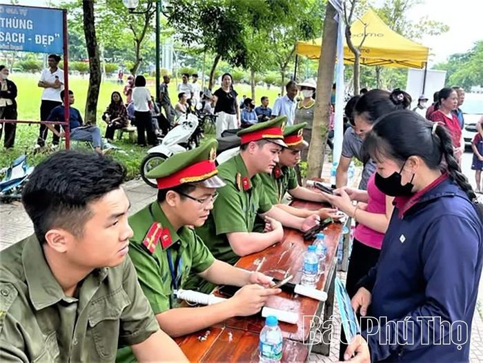 Công an xã Lập Thạch hướng dẫn người dân kích hoạt Sổ sức khỏe điện tử trên VNeID.