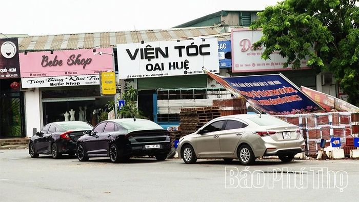 Ô tô dừng, đỗ ngay khu vực vòng xuyến ngã 5 Nghĩa Hưng, gây cản trở tầm nhìn và tiềm ẩn nguy cơ mất an toàn giao thông.