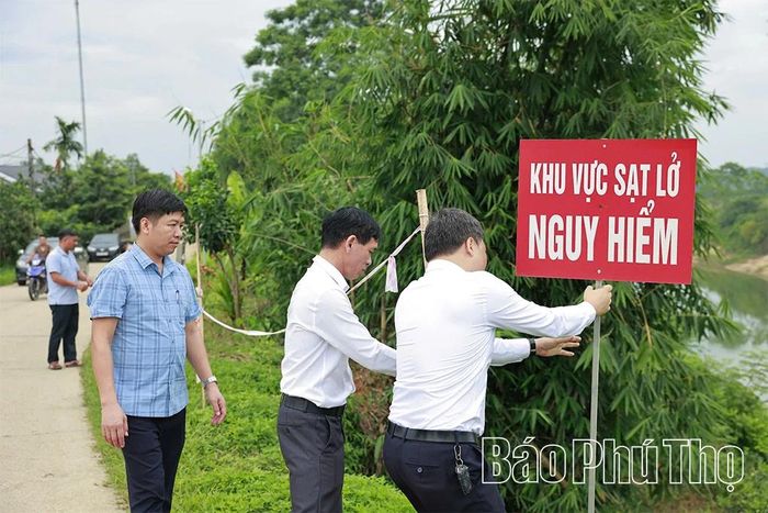 Lực lượng chức năng xã Chí Đám cắm biển cảnh báo nguy hiểm tại khu vực sạt lở.