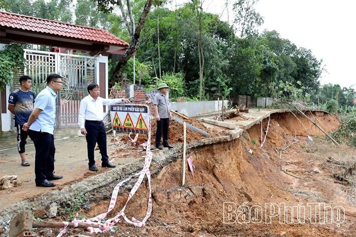 Lãnh đạo xã Hiền Quan kiểm tra khu vực sạt lở trên địa bàn.