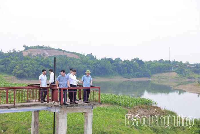 Lãnh đạo xã Chí Đám kiểm tra công tác phòng, chống thiên tai trên địa bàn.
