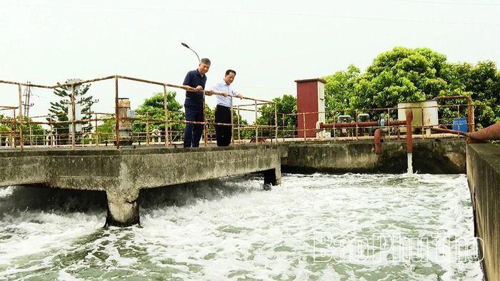 Lãnh đạo doanh nghiệp và cán bộ phụ trách chuyên môn kiểm tra hệ thống xử lý nước thải tại Khu xử lý nước thải tập trung (Khu công nghiệp Bình Xuyên).