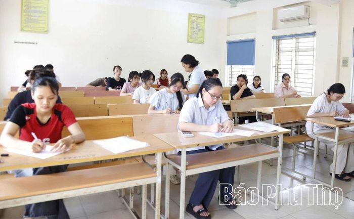 Thí sinh tham gia thi tốt nghiệp THPT năm 2026 tại điểm thi THPT Việt Trì.