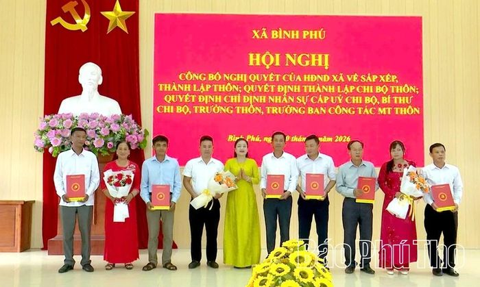 Lãnh đạo xã Bình Phú trao quyết định chỉ định Bí thư chi bộ, Trưởng thôn và Trưởng Ban Công tác Mặt trận cho các đồng chí được chỉ định tại các thôn sau sắp xếp.