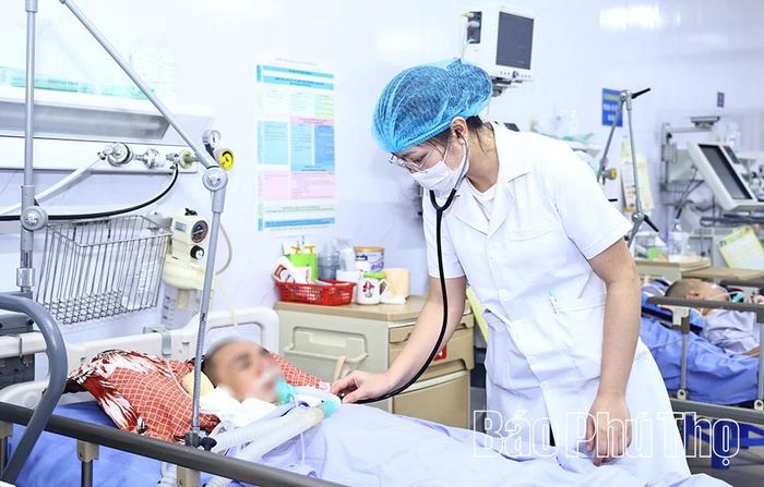 Bệnh nhân mắc bệnh hiểm nghèo giảm bớt gánh nặng chi phí nhờ có thẻ BHYT (Trong ảnh: Người bệnh có thẻ BHYT đang được điều trị tại Bệnh viện Đa khoa Phúc Yên).