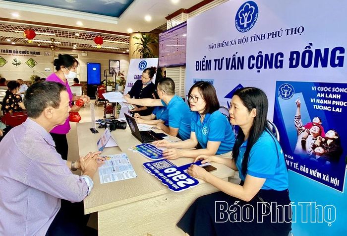 Cán bộ BHXH tỉnh tuyên truyền chính sách BHXH, BHYT tại điểm truyền thông cộng đồng Bệnh viện Đa khoa tỉnh Phú Thọ.