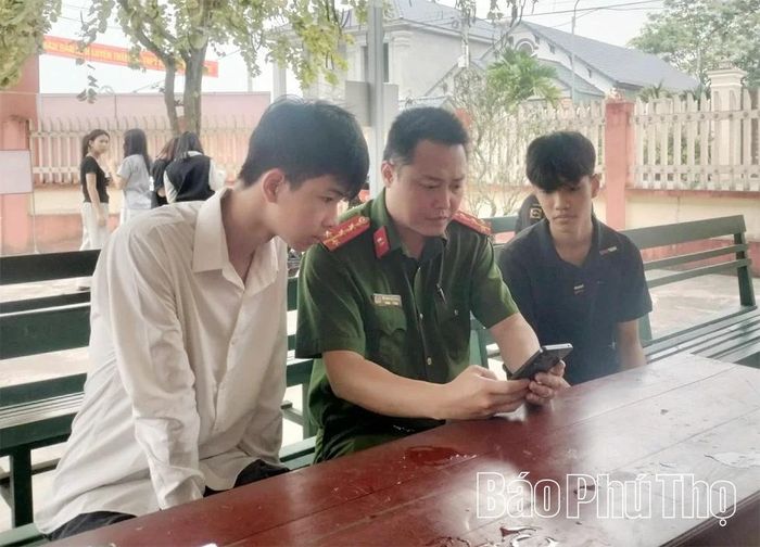 Công an xã Chân Mộng hướng dẫn người dân sử dụng các ứng dụng số và dịch vụ công trực tuyến, góp phần lan tỏa kỹ năng số trong cộng đồng.