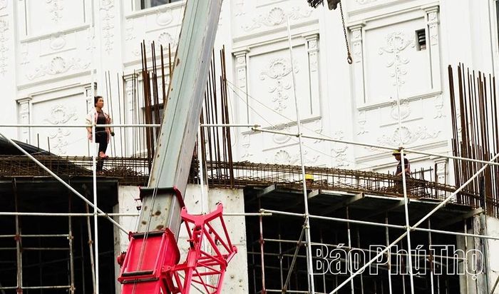 Người lao động làm việc trên cao tại một công trình xây dựng trên địa bàn phường Vĩnh Phúc khi chưa sử dụng đầy đủ phương tiện bảo hộ lao động, tiềm ẩn nguy cơ mất an toàn lao động.