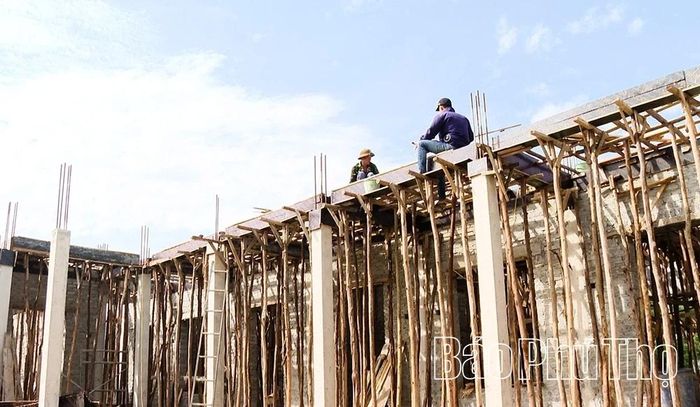 Người lao động làm việc trên cao tại công trình xây dựng Trường Tiểu học Văn Quán, xã Tiên Lữ chưa sử dụng đầy đủ phương tiện bảo hộ lao động, tiềm ẩn nguy cơ xảy ra tai nạn lao động.
