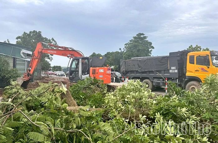 Các đơn vị chức năng huy động máy móc san gạt, bàn giao mặt bằng cho chủ đầu tư thi công dự án cải tạo, mở rộng Quốc lộ 2 đoạn Vĩnh Yên - Việt Trì.