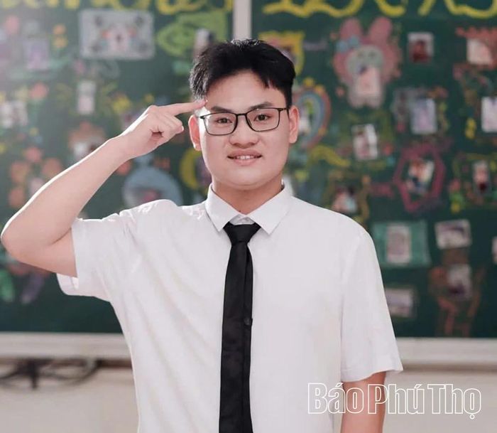Em Bùi Tuấn Tài, học sinh lớp 12A xuất sắc trở thành đồng thủ khoa toàn tỉnh.